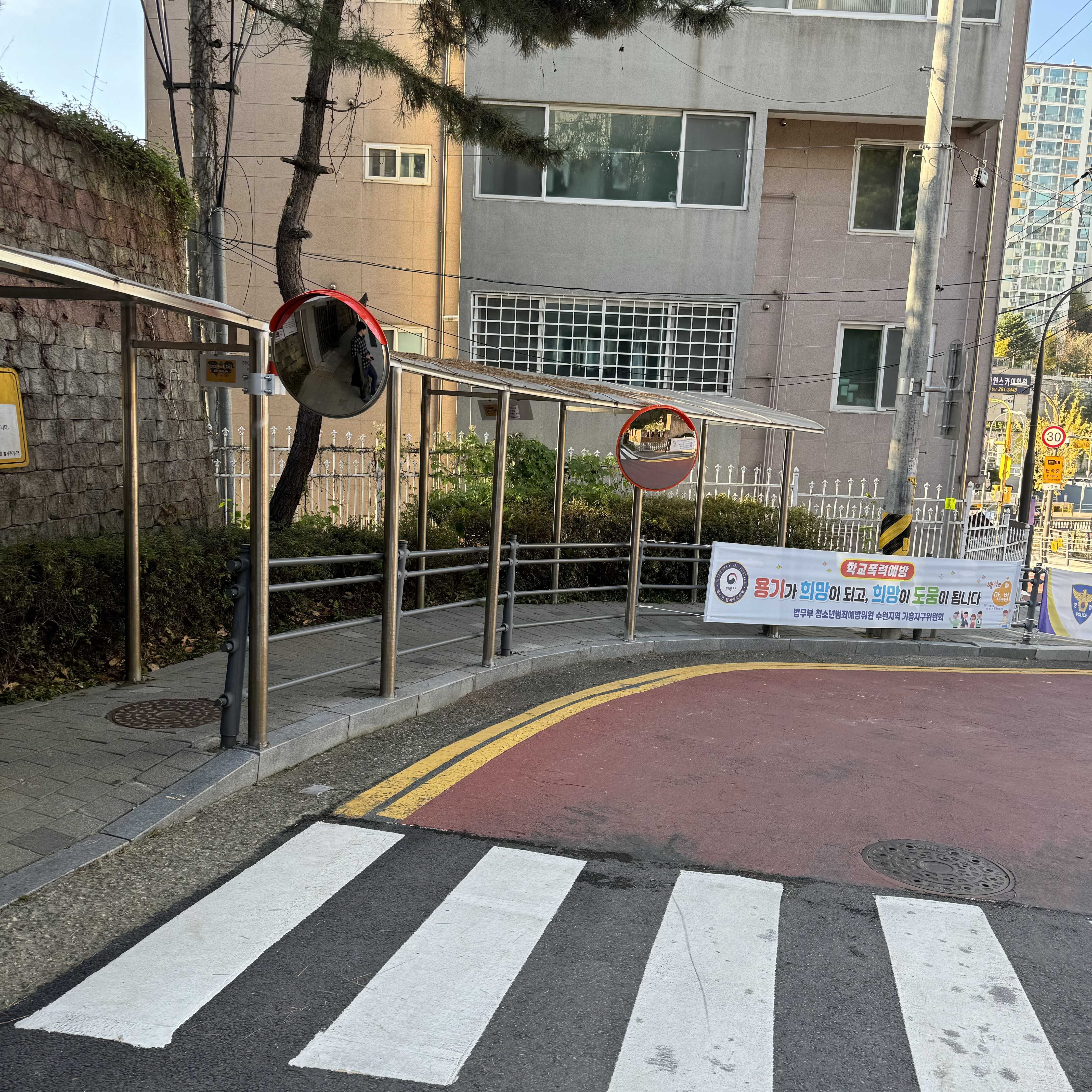 지하 주차장 코너 볼록거울 설치