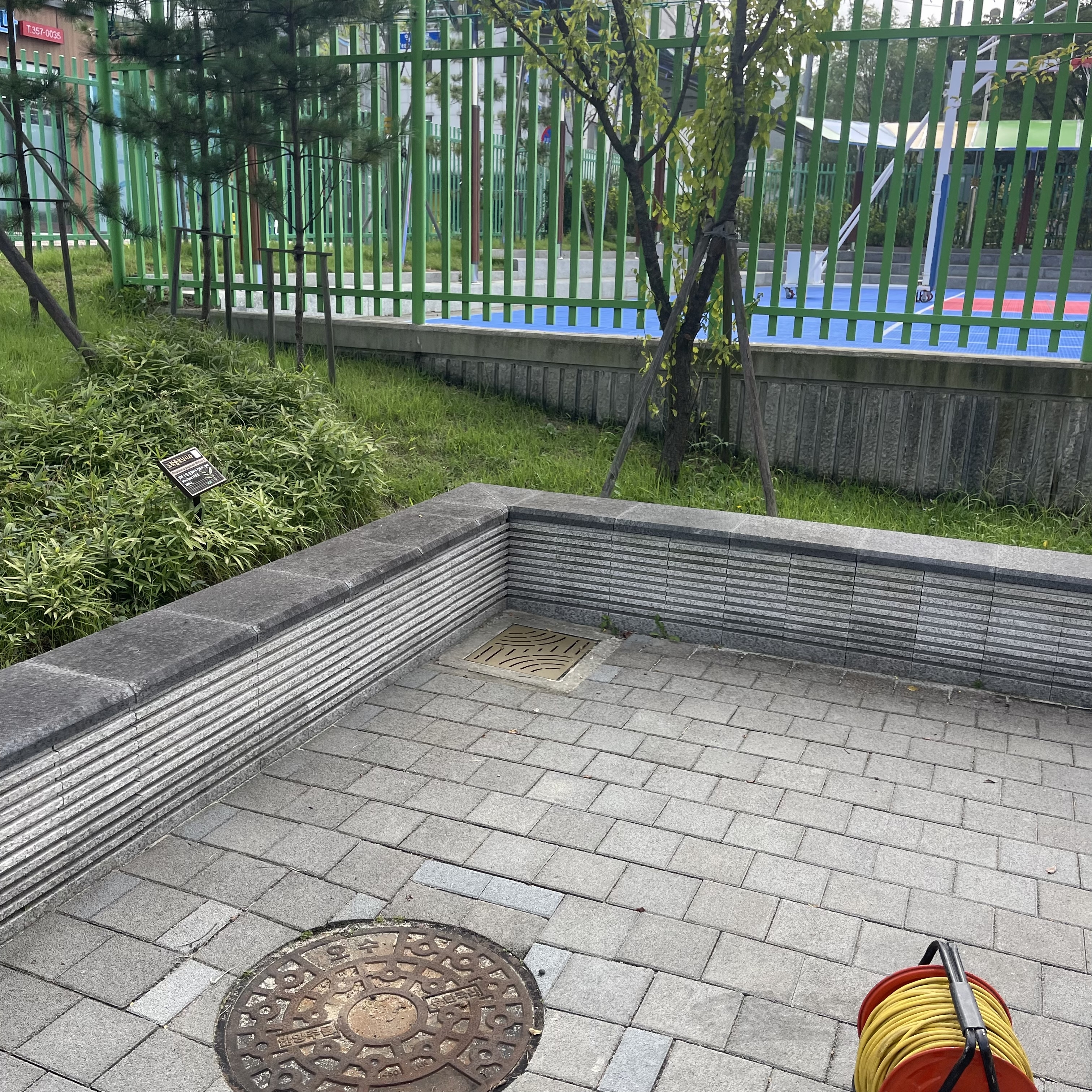 학교 앞 노란색 과속방지턱 설치